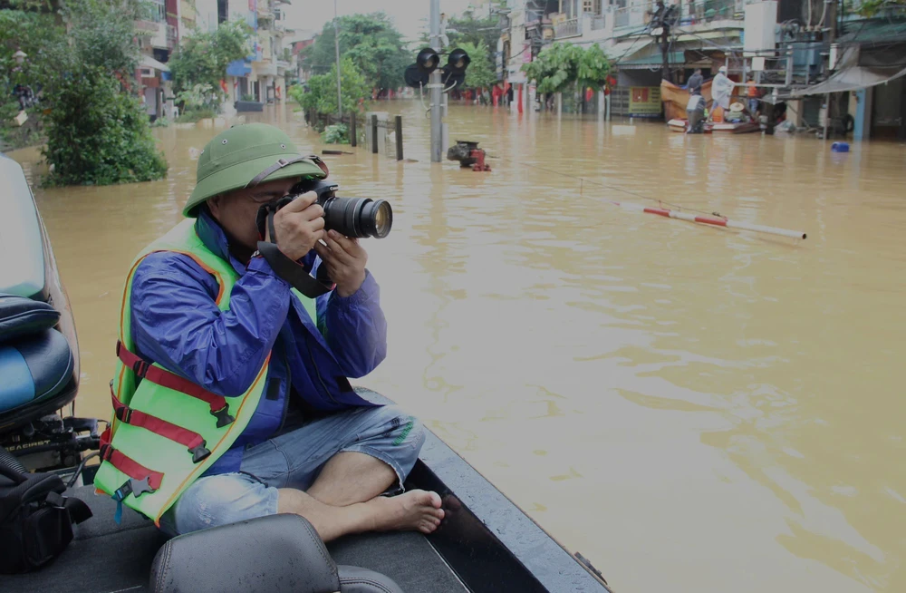 Phóng viên TTXVN có mặt tại tâm lũ, kịp thời chuyển tải thông tin hiện trường - Ảnh 6. Phóng viên TTXVN có mặt tại tâm lũ, kịp thời chuyển tải thông tin hiện trường - Ảnh 6.