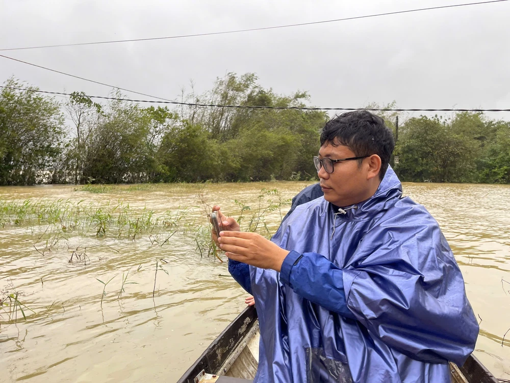 Phóng viên TTXVN có mặt tại tâm lũ, kịp thời chuyển tải thông tin hiện trường - Ảnh 8. Phóng viên TTXVN có mặt tại tâm lũ, kịp thời chuyển tải thông tin hiện trường - Ảnh 8.