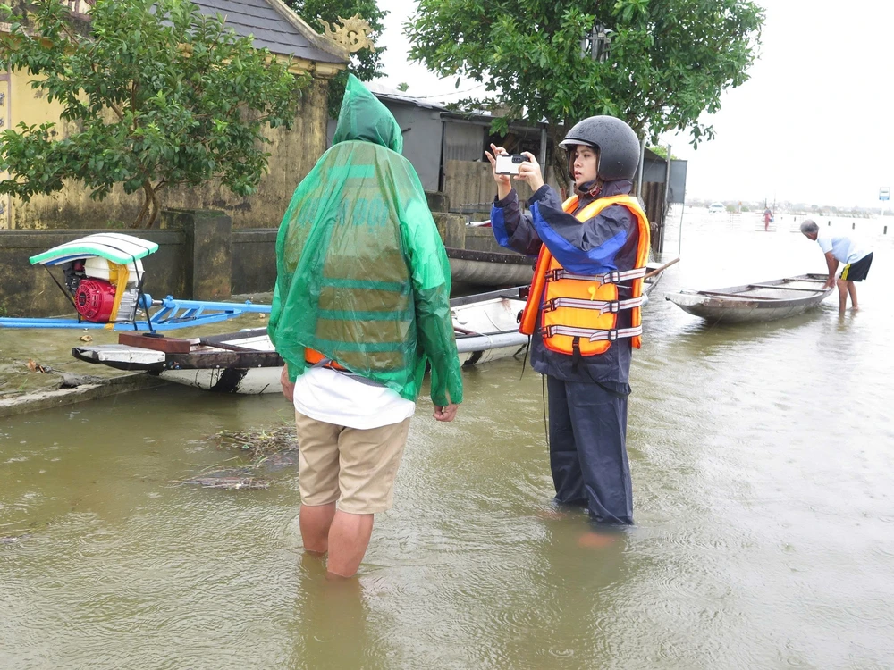 Phóng viên TTXVN có mặt tại tâm lũ, kịp thời chuyển tải thông tin hiện trường - Ảnh 1. Phóng viên TTXVN có mặt tại tâm lũ, kịp thời chuyển tải thông tin hiện trường - Ảnh 1.