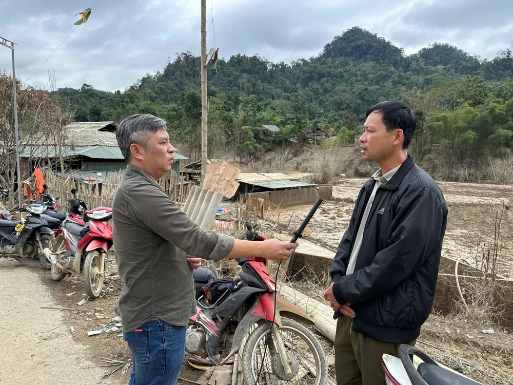 Phóng viên TTXVN có mặt tại tâm lũ, kịp thời chuyển tải thông tin hiện trường - Ảnh 9. Phóng viên TTXVN có mặt tại tâm lũ, kịp thời chuyển tải thông tin hiện trường - Ảnh 9.