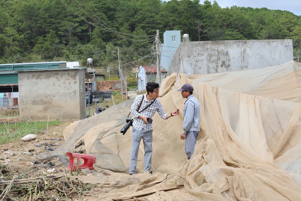 Phóng viên TTXVN có mặt tại tâm lũ, kịp thời chuyển tải thông tin hiện trường - Ảnh 11. Phóng viên TTXVN có mặt tại tâm lũ, kịp thời chuyển tải thông tin hiện trường - Ảnh 11.