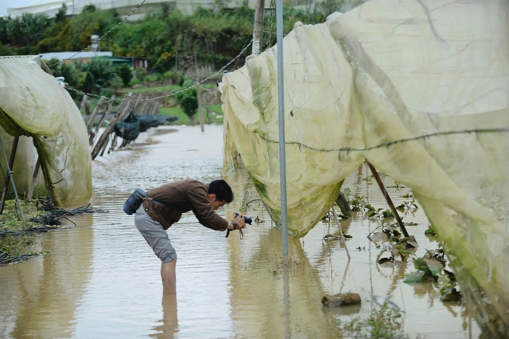 Phóng viên TTXVN có mặt tại tâm lũ, kịp thời chuyển tải thông tin hiện trường - Ảnh 12. Phóng viên TTXVN có mặt tại tâm lũ, kịp thời chuyển tải thông tin hiện trường - Ảnh 12.