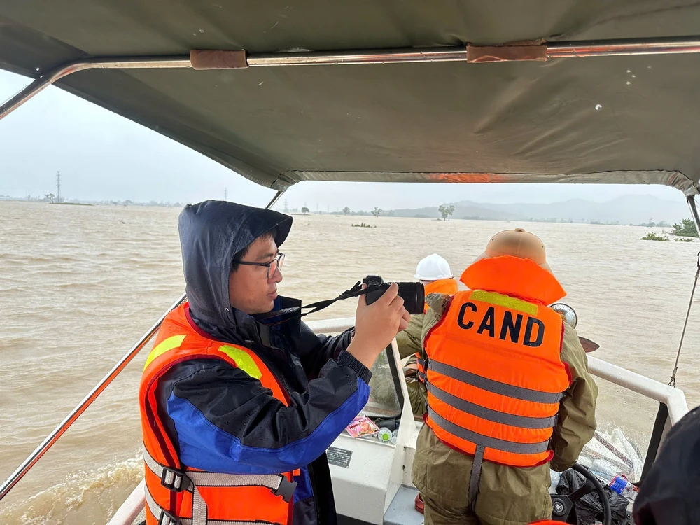 Phóng viên TTXVN có mặt tại tâm lũ, kịp thời chuyển tải thông tin hiện trường - Ảnh 13. Phóng viên TTXVN có mặt tại tâm lũ, kịp thời chuyển tải thông tin hiện trường - Ảnh 13.