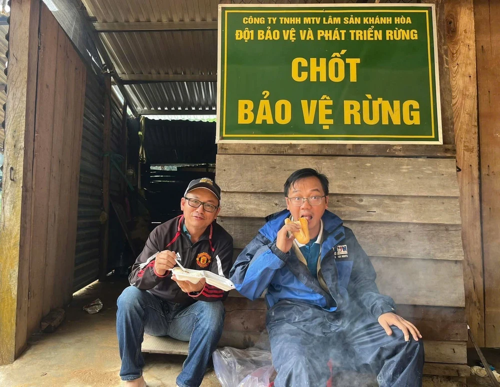 Phóng viên TTXVN có mặt tại tâm lũ, kịp thời chuyển tải thông tin hiện trường - Ảnh 14. Phóng viên TTXVN có mặt tại tâm lũ, kịp thời chuyển tải thông tin hiện trường - Ảnh 14.