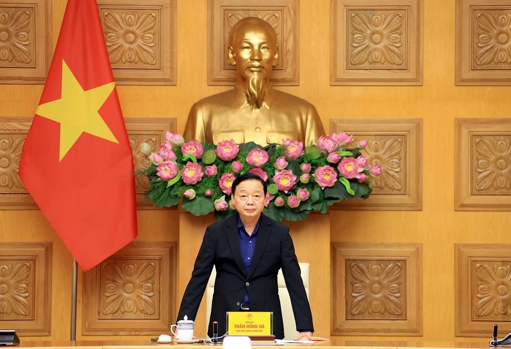 Phó Thủ tướng Trần Hồng Hà: Tập trung khắc phục hậu quả mưa lũ, khẩn trương ứng phó bão số 15 - Ảnh 1.