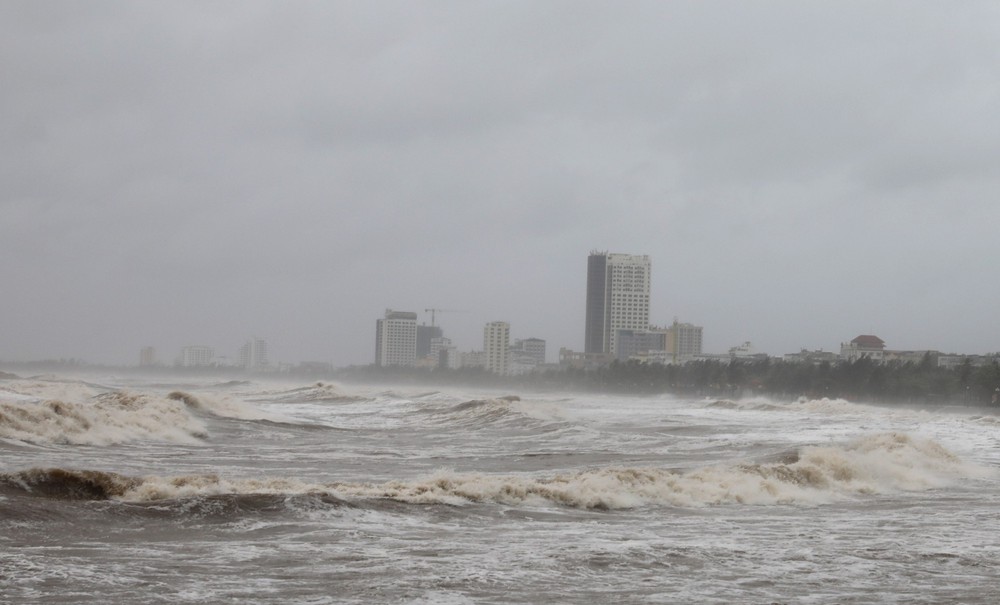 Bão số 15 tăng cấp, cảnh báo cấp độ rủi ro thiên tai do bão lớn trên khu vực giữa Biển Đông - Ảnh 2.