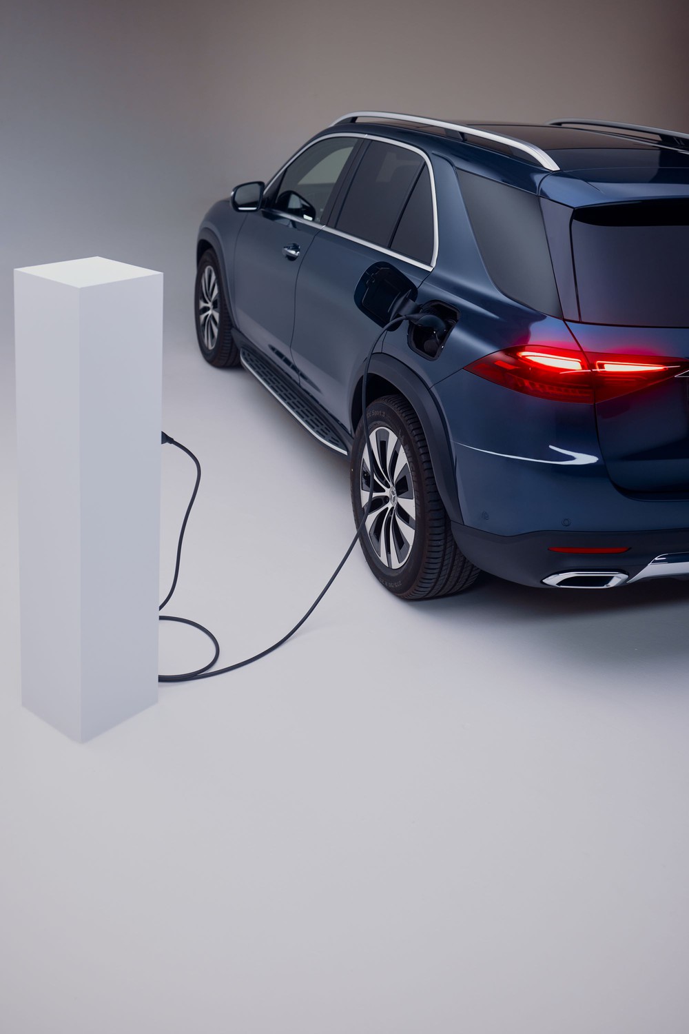 Vừa phải cắm sạc, vừa đắt hơn 300 triệu, sao khách xuống tiền mua GLE 400e 4MATIC? - Ảnh 1. Vừa phải cắm sạc, vừa đắt hơn 300 triệu, sao khách xuống tiền mua GLE 400e 4MATIC? - Ảnh 1.