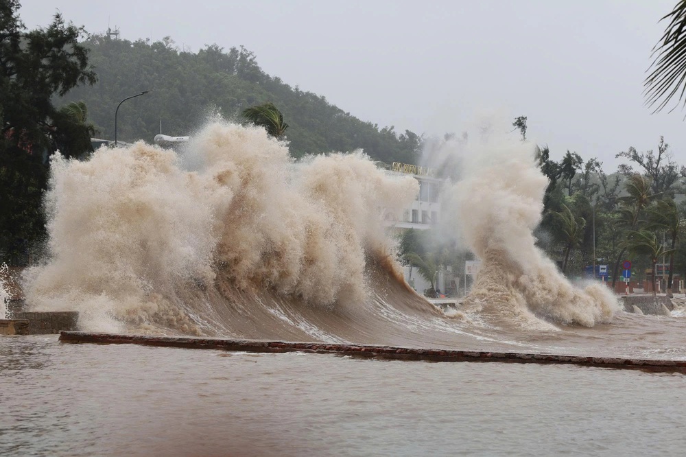 Bão số 15 đổi hướng và tiếp tục di chuyển chậm - Ảnh 2.