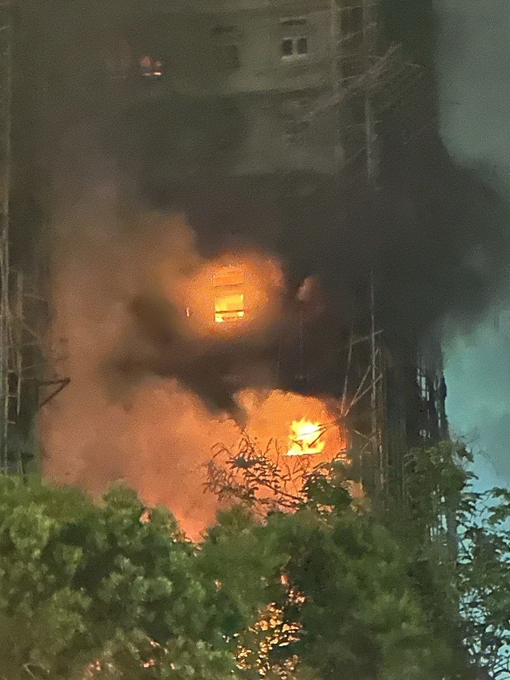 Vụ cháy chung cư ở Hong Kong (Trung Quốc): Bắt giữ 3 nghi phạm bị cáo buộc ngộ sát - Ít nhất 44 người thiệt mạng - Ảnh 1. Vụ cháy chung cư ở Hong Kong (Trung Quốc): Bắt giữ 3 nghi phạm bị cáo buộc ngộ sát - Ít nhất 44 người thiệt mạng - Ảnh 1.