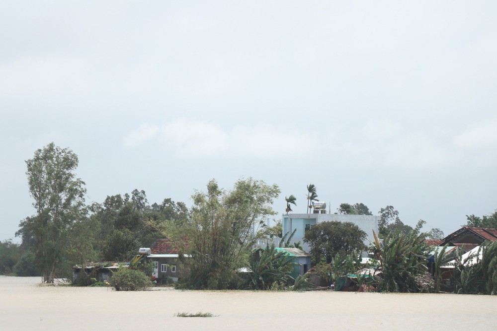 Trong tâm cơn “đại hồng thủy”: Mưa lũ kinh hoàng, thiên tai vượt nhiều kỷ lục - Ảnh 1.