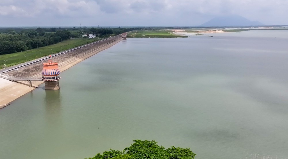 Đảm bảo an toàn cho vùng hạ du hồ Dầu Tiếng trước bão số 15 - Ảnh 1.