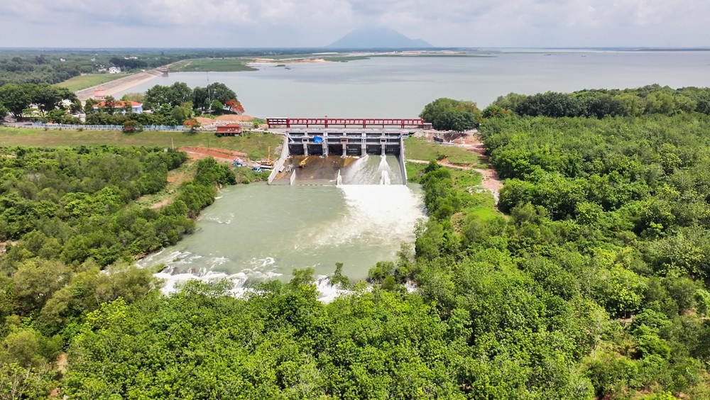 Đảm bảo an toàn cho vùng hạ du hồ Dầu Tiếng trước bão số 15 - Ảnh 3.