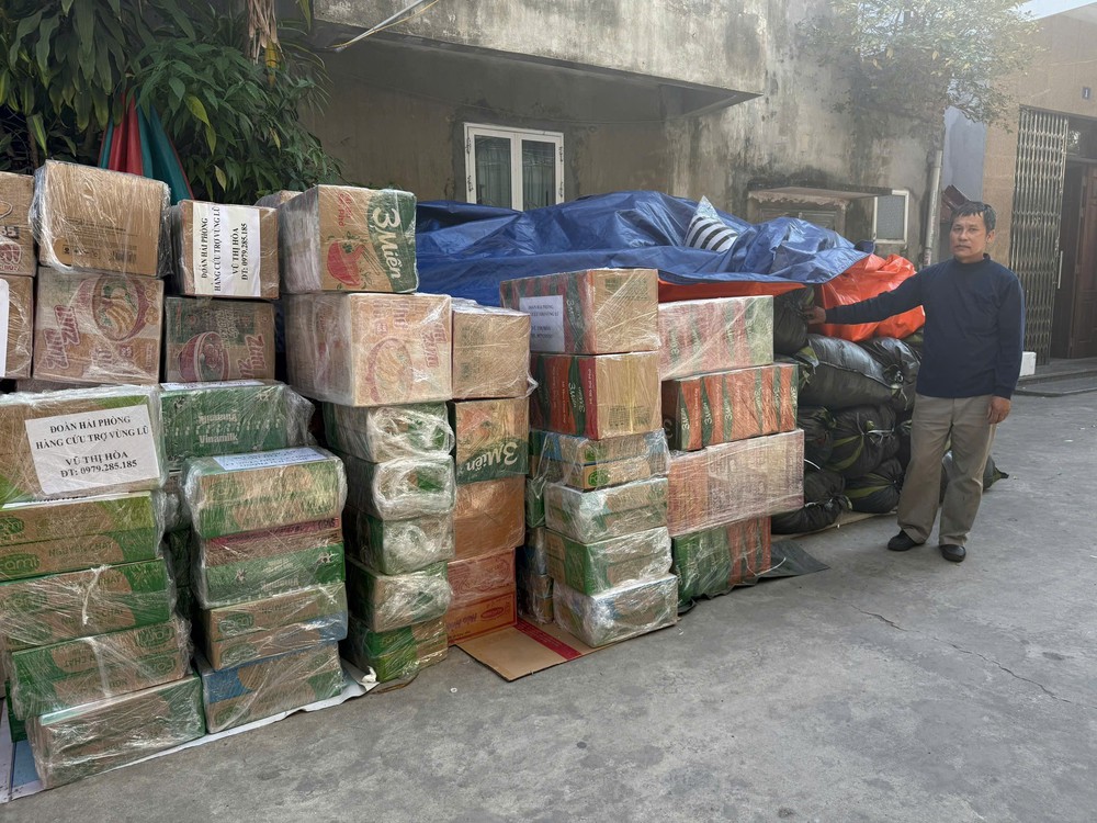 Trong tâm cơn “đại hồng thủy”: Nước lũ rút, tình người dâng cao - Ảnh 5.