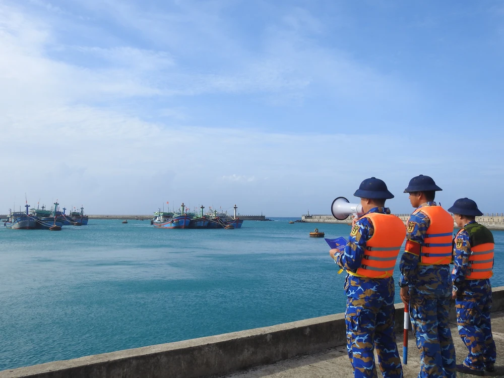 Thủ tướng yêu cầu triển khai các biện pháp cần thiết cao nhất để phòng, tránh, ứng phó bão số 15 - Ảnh 2. Thủ tướng yêu cầu triển khai các biện pháp cần thiết cao nhất để phòng, tránh, ứng phó bão số 15 - Ảnh 2.