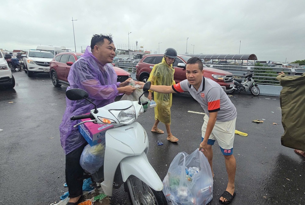 Trong tâm cơn “đại hồng thủy”: Nước lũ rút, tình người dâng cao - Ảnh 1.