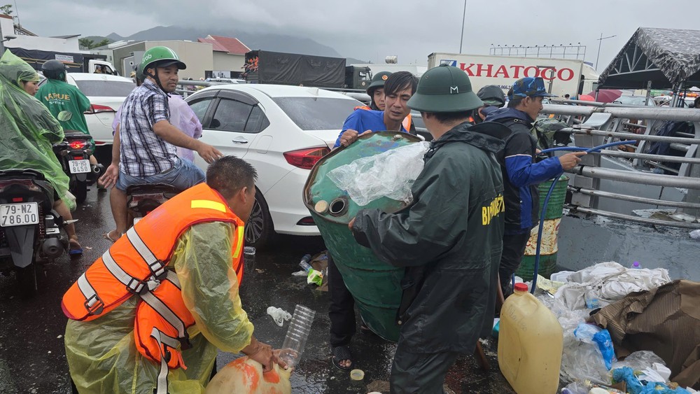 Trong tâm cơn “đại hồng thủy”: Nước lũ rút, tình người dâng cao - Ảnh 2.