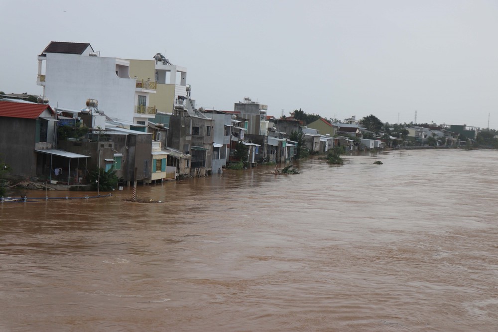 Quảng Ngãi công bố tình huống khẩn cấp về thiên tai trên các tuyến đường bộ do mưa, lũ gây ra - Ảnh 1.