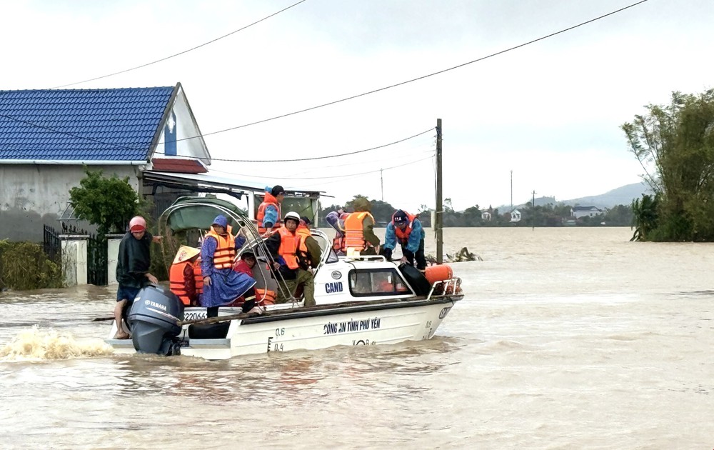 Trong tâm cơn “đại hồng thủy”: Tính mạng của nhân dân là trên hết, trước hết - Ảnh 5.