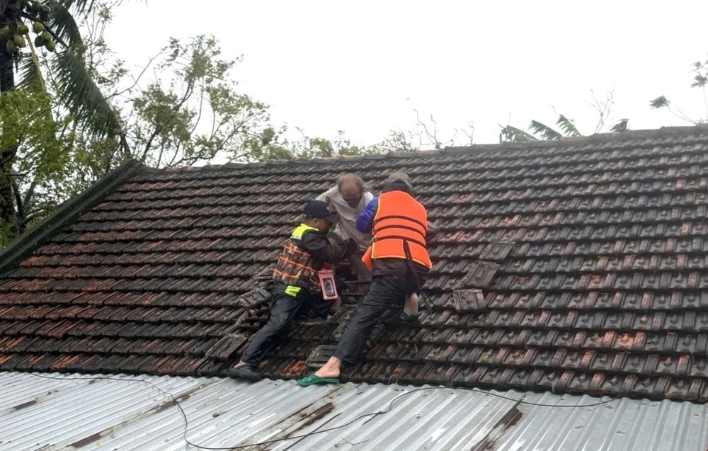 Trong tâm cơn “đại hồng thủy”: Tính mạng của nhân dân là trên hết, trước hết - Ảnh 7.