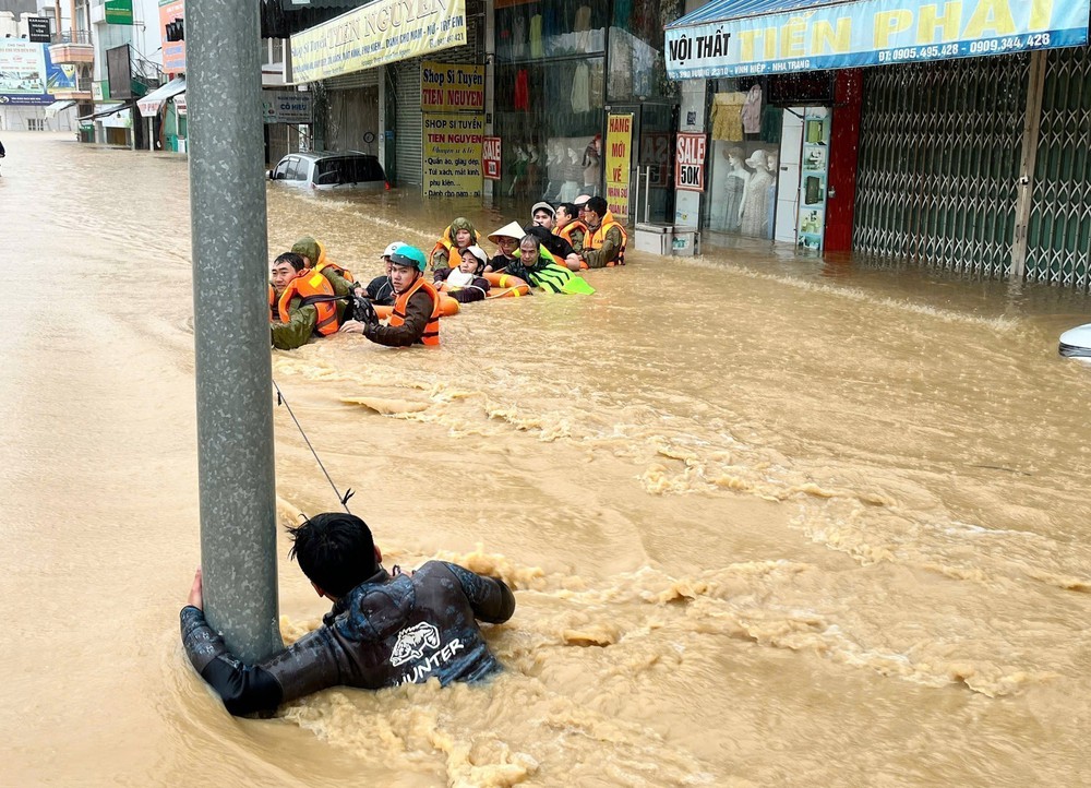 Trong tâm cơn “đại hồng thủy”: Tính mạng của nhân dân là trên hết, trước hết - Ảnh 1.