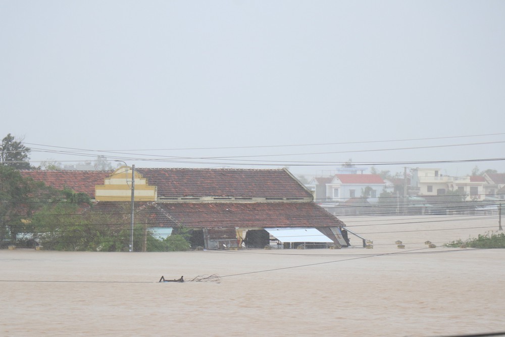 Trong tâm cơn “đại hồng thủy”: Tính mạng của nhân dân là trên hết, trước hết - Ảnh 3.