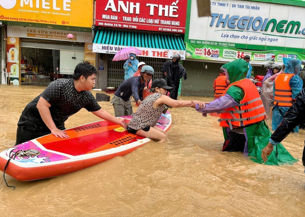 Trong tâm cơn “đại hồng thủy”: Tính mạng của nhân dân là trên hết, trước hết - Ảnh 8.
