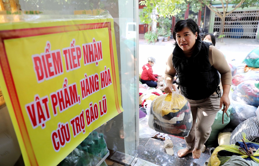 Trong tâm cơn “đại hồng thủy”: Nước lũ rút, tình người dâng cao - Ảnh 3.