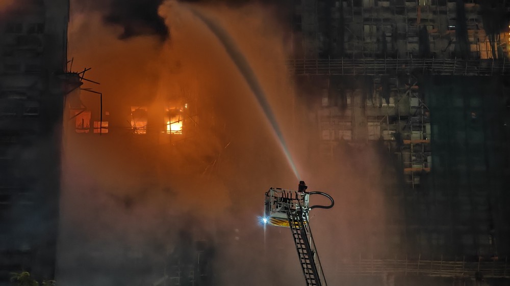 Vụ cháy chung cư ở Hong Kong (Trung Quốc): Thương vong tăng cao - Ảnh 2.