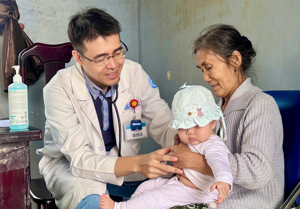 Trong tâm cơn “đại hồng thủy”: Nước lũ rút, tình người dâng cao - Ảnh 4.