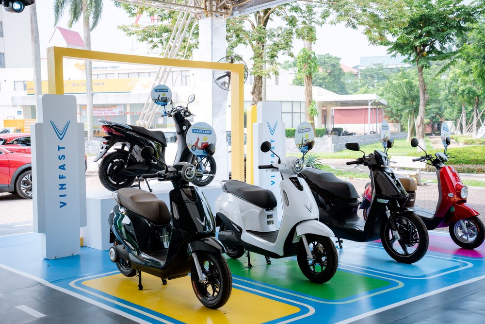 Chủ xe máy điện VinFast: &quot;Sạc xe tiện như sạc điện thoại, tiết kiệm vô đối&quot; - Ảnh 1.