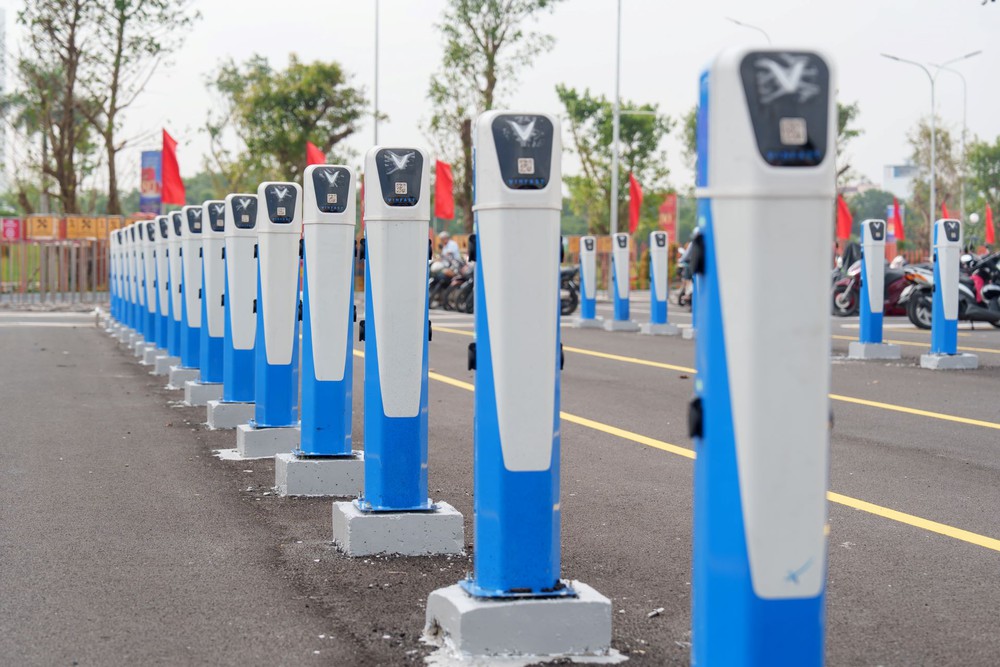 Chủ xe máy điện VinFast: &quot;Sạc xe tiện như sạc điện thoại, tiết kiệm vô đối&quot; - Ảnh 2.