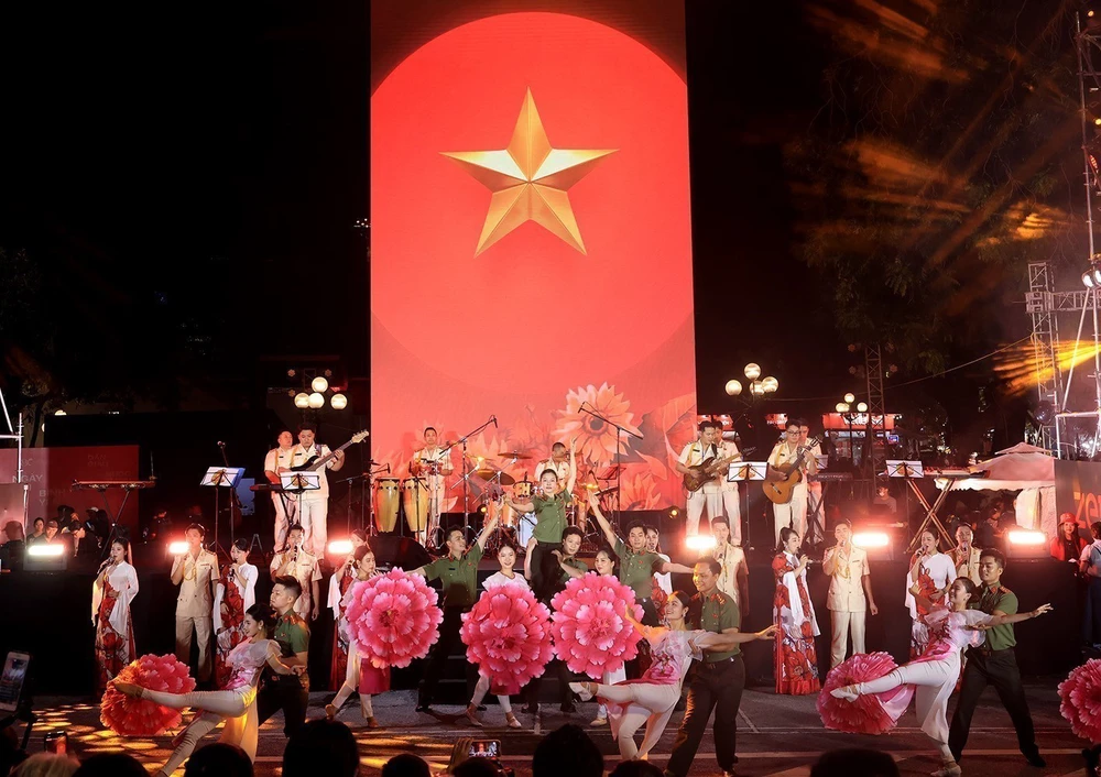 Công bố bình chọn 50 tác phẩm văn học, nghệ thuật biểu diễn Việt Nam tiêu biểu, xuất sắc - Ảnh 2. Công bố bình chọn 50 tác phẩm văn học, nghệ thuật biểu diễn Việt Nam tiêu biểu, xuất sắc - Ảnh 2.