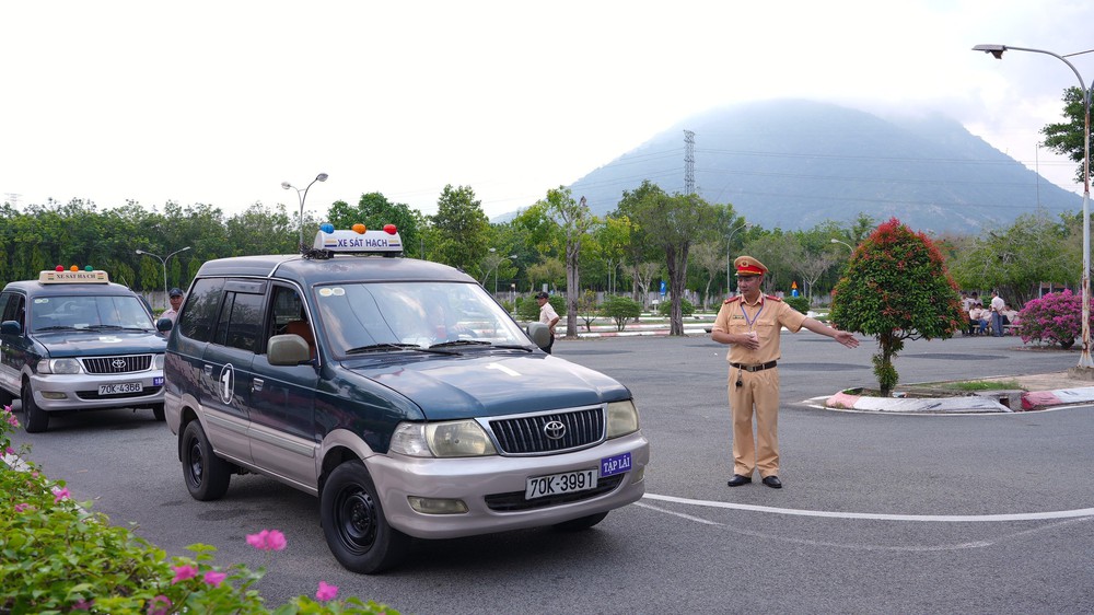 Đề xuất sửa đổi, đơn giản hóa thủ tục sát hạch, cấp, đổi giấy phép lái xe - Ảnh 2.