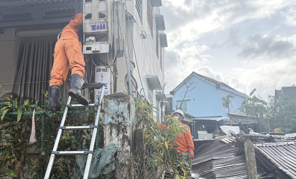 Những gia đình “không về nhà” sau mưa lũ lịch sử - Ảnh 2.