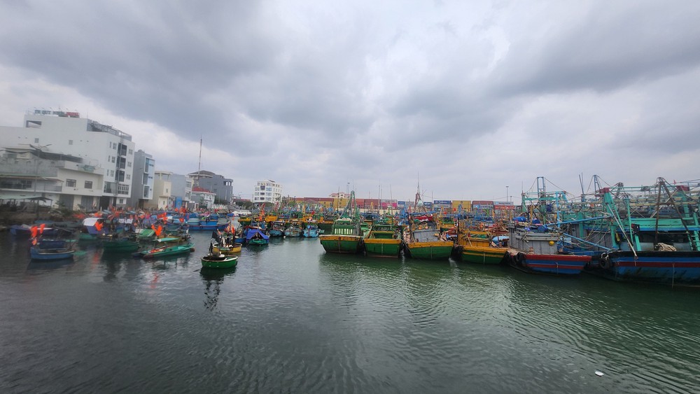 Bão trên biển đông: gió giật cấp 14, sóng cao đến 9 mét, biển động dữ dội - Ảnh 2. Bão trên biển đông: gió giật cấp 14, sóng cao đến 9 mét, biển động dữ dội - Ảnh 2.