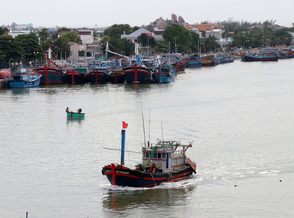 Bão số 15 suy yếu, xuất hiện áp thấp nhiệt đới gần biển Đông - Ảnh 2. Bão số 15 suy yếu, xuất hiện áp thấp nhiệt đới gần biển Đông - Ảnh 2.