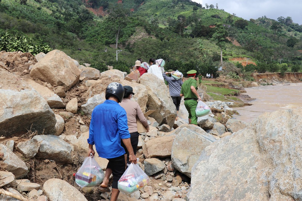 Trong tâm cơn “đại hồng thủy”: Làm gì để ứng phó mưa lũ bất thường - Ảnh 4.