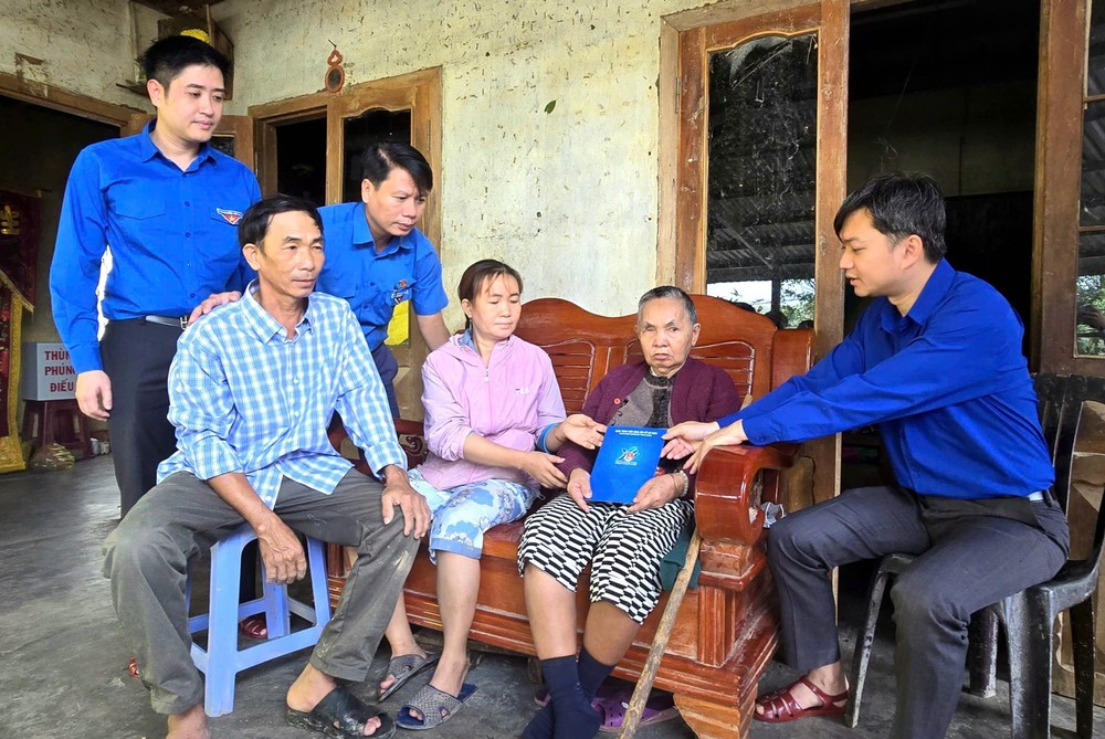 Trong tâm cơn “đại hồng thủy”: Giúp người dân đứng dậy sau lũ dữ - Ảnh 4. Trong tâm cơn “đại hồng thủy”: Giúp người dân đứng dậy sau lũ dữ - Ảnh 4.