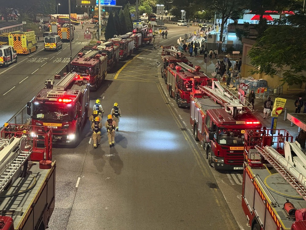 Vụ cháy chung cư ở Hong Kong (Trung Quốc): Bắt giữ thêm 6 chủ thầu công trình - Tưởng niệm các nạn nhân trong 3 ngày - Ảnh 2.