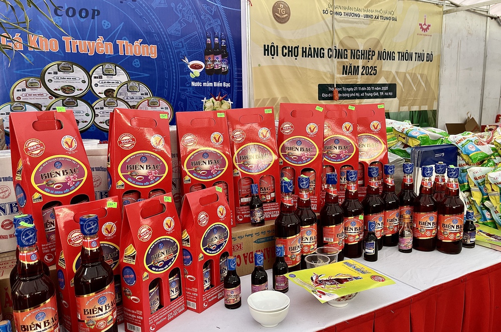 Hội chợ hàng công nghiệp nông thôn Thủ đô 2025: 'Nhịp cầu' đưa sản phẩm OCOP, làng nghề vươn xa - Ảnh 10. Hội chợ hàng công nghiệp nông thôn Thủ đô 2025: 'Nhịp cầu' đưa sản phẩm OCOP, làng nghề vươn xa - Ảnh 10.