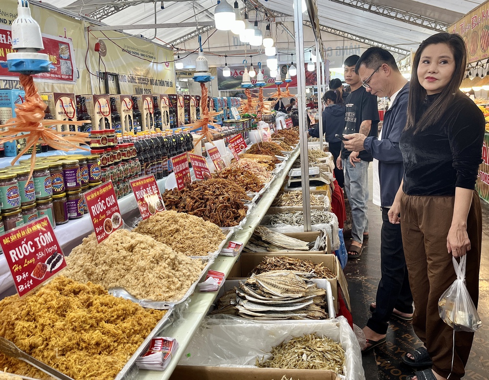 Hội chợ hàng công nghiệp nông thôn Thủ đô 2025: 'Nhịp cầu' đưa sản phẩm OCOP, làng nghề vươn xa - Ảnh 12. Hội chợ hàng công nghiệp nông thôn Thủ đô 2025: 'Nhịp cầu' đưa sản phẩm OCOP, làng nghề vươn xa - Ảnh 12.