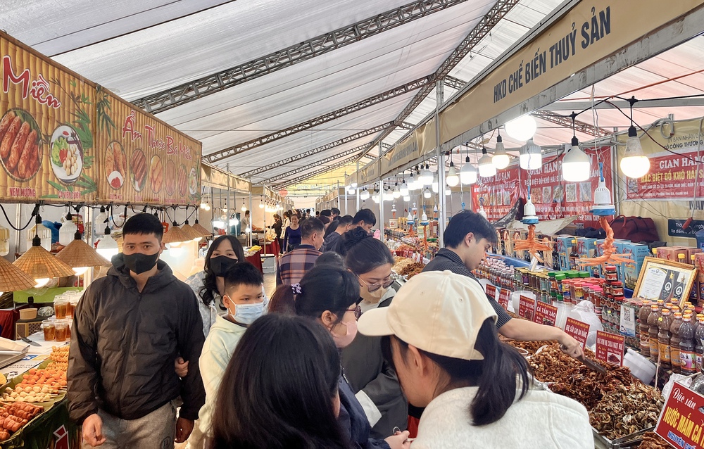 Hội chợ hàng công nghiệp nông thôn Thủ đô 2025: 'Nhịp cầu' đưa sản phẩm OCOP, làng nghề vươn xa - Ảnh 9. Hội chợ hàng công nghiệp nông thôn Thủ đô 2025: 'Nhịp cầu' đưa sản phẩm OCOP, làng nghề vươn xa - Ảnh 9.