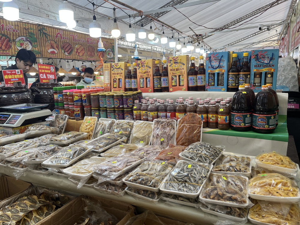 Hội chợ hàng công nghiệp nông thôn Thủ đô 2025: 'Nhịp cầu' đưa sản phẩm OCOP, làng nghề vươn xa - Ảnh 11. Hội chợ hàng công nghiệp nông thôn Thủ đô 2025: 'Nhịp cầu' đưa sản phẩm OCOP, làng nghề vươn xa - Ảnh 11.