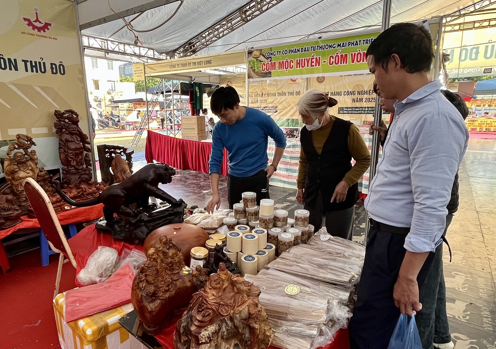 Hội chợ hàng công nghiệp nông thôn Thủ đô 2025: 'Nhịp cầu' đưa sản phẩm OCOP, làng nghề vươn xa - Ảnh 4. Hội chợ hàng công nghiệp nông thôn Thủ đô 2025: 'Nhịp cầu' đưa sản phẩm OCOP, làng nghề vươn xa - Ảnh 4.