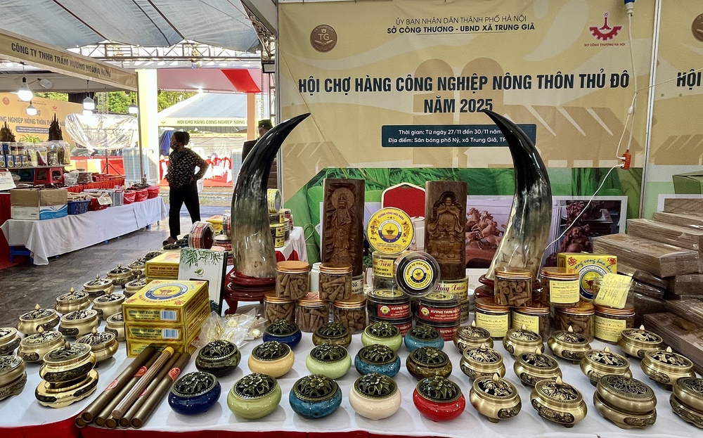 Hội chợ hàng công nghiệp nông thôn Thủ đô 2025: 'Nhịp cầu' đưa sản phẩm OCOP, làng nghề vươn xa - Ảnh 6. Hội chợ hàng công nghiệp nông thôn Thủ đô 2025: 'Nhịp cầu' đưa sản phẩm OCOP, làng nghề vươn xa - Ảnh 6.