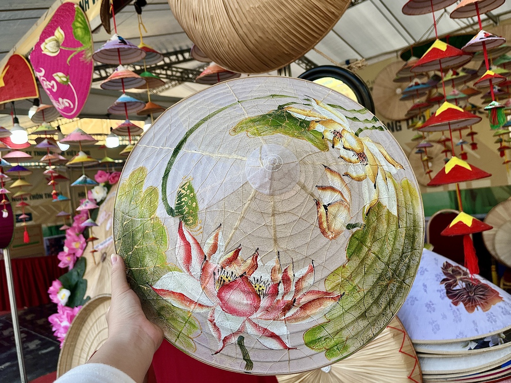 Hội chợ hàng công nghiệp nông thôn Thủ đô 2025: 'Nhịp cầu' đưa sản phẩm OCOP, làng nghề vươn xa - Ảnh 7. Hội chợ hàng công nghiệp nông thôn Thủ đô 2025: 'Nhịp cầu' đưa sản phẩm OCOP, làng nghề vươn xa - Ảnh 7.