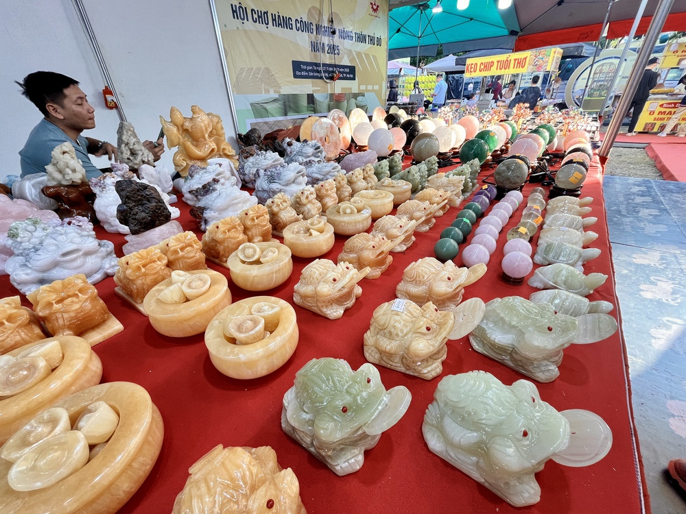 Hội chợ hàng công nghiệp nông thôn Thủ đô 2025: 'Nhịp cầu' đưa sản phẩm OCOP, làng nghề vươn xa - Ảnh 3. Hội chợ hàng công nghiệp nông thôn Thủ đô 2025: 'Nhịp cầu' đưa sản phẩm OCOP, làng nghề vươn xa - Ảnh 3.