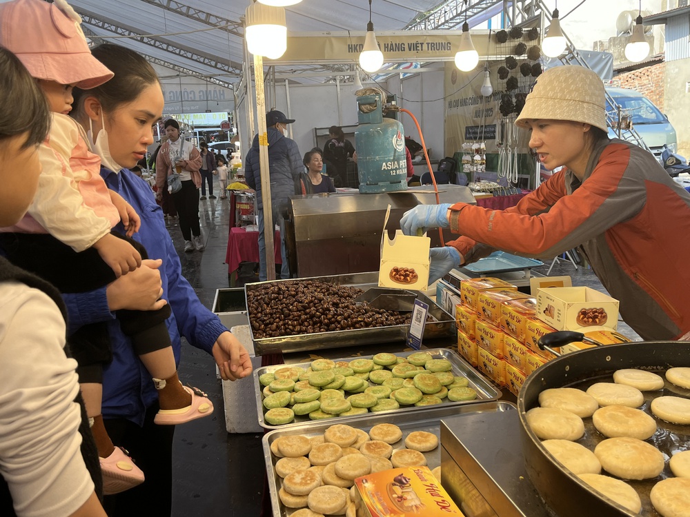 Hội chợ hàng công nghiệp nông thôn Thủ đô 2025: 'Nhịp cầu' đưa sản phẩm OCOP, làng nghề vươn xa - Ảnh 17. Hội chợ hàng công nghiệp nông thôn Thủ đô 2025: 'Nhịp cầu' đưa sản phẩm OCOP, làng nghề vươn xa - Ảnh 17.