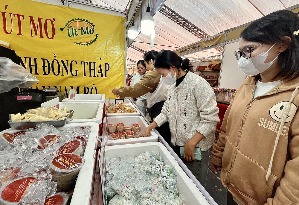 Hội chợ hàng công nghiệp nông thôn Thủ đô 2025: 'Nhịp cầu' đưa sản phẩm OCOP, làng nghề vươn xa - Ảnh 13. Hội chợ hàng công nghiệp nông thôn Thủ đô 2025: 'Nhịp cầu' đưa sản phẩm OCOP, làng nghề vươn xa - Ảnh 13.