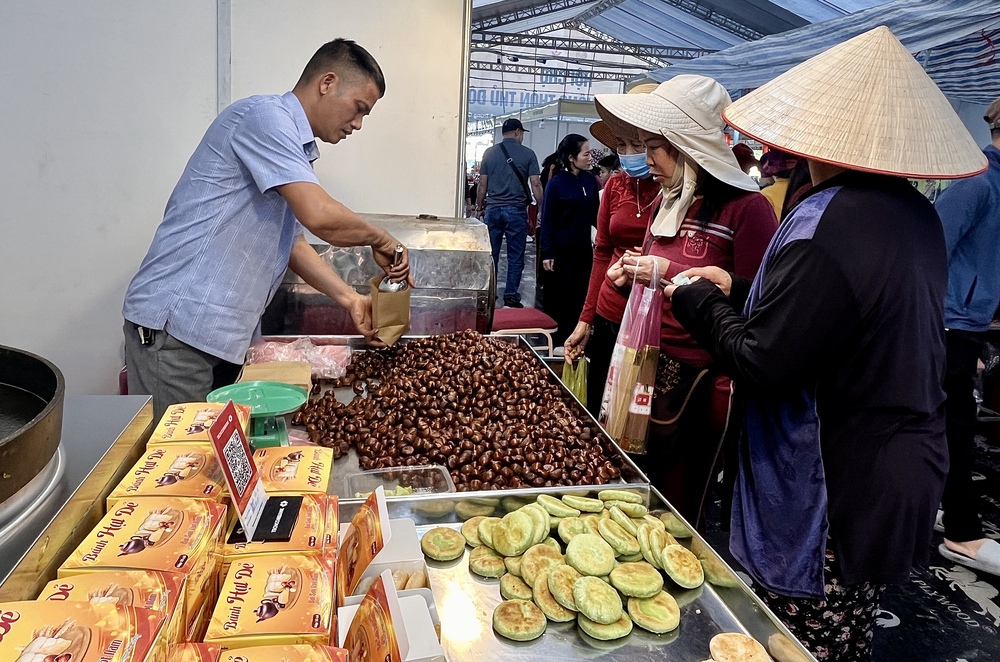 Hội chợ hàng công nghiệp nông thôn Thủ đô 2025: 'Nhịp cầu' đưa sản phẩm OCOP, làng nghề vươn xa - Ảnh 18. Hội chợ hàng công nghiệp nông thôn Thủ đô 2025: 'Nhịp cầu' đưa sản phẩm OCOP, làng nghề vươn xa - Ảnh 18.